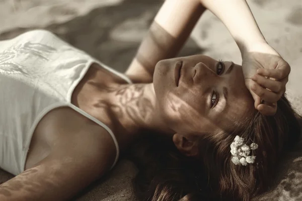 Портрет милої жінки, що лежить на пляжі в літній день — стокове фото