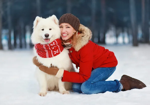 Alegre hermosa mujer joven elegantemente vestida con chaqueta roja abrazo — Foto de Stock