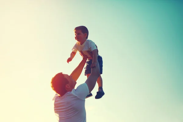 Vintage color foto feliz alegre padre vomita en el aire chi — Foto de Stock