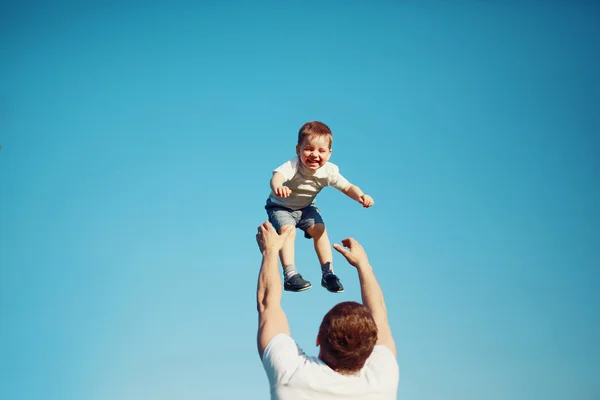Happy joyful child, father fun throws up son in the air, summer, — Stock Photo, Image