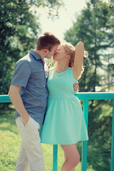 Sinnlicher Kuss, verliebtes Paar genießt einander in der Stadt — Stockfoto