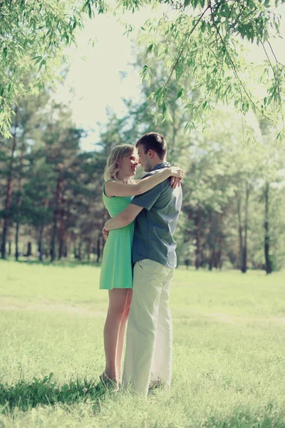 Romantique couple heureux en amour en plein air profiter de l'autre, date — Photo