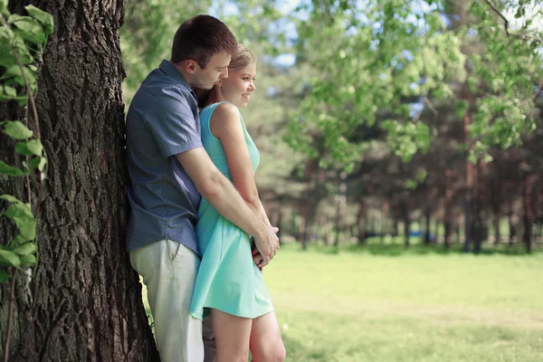 Joli couple se reposant dans un parc d'été ensoleillé, amour, relations — Photo