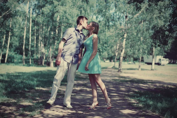 Casal apaixonado beijando ao ar livre — Fotografia de Stock