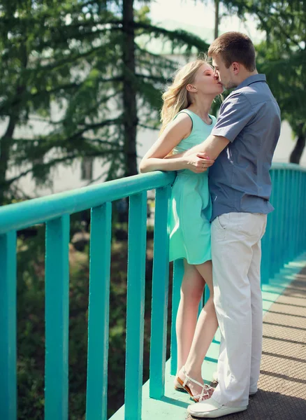 Doce jovem casal beijando na cidade verão — Fotografia de Stock