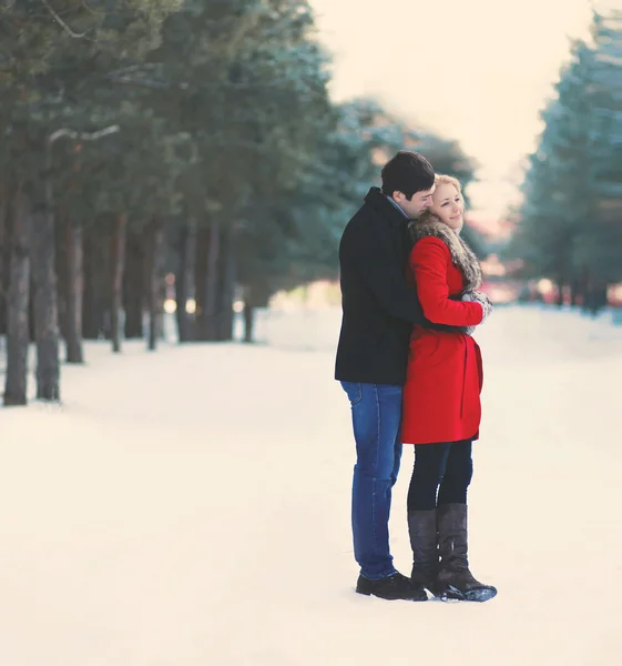 Νεαρό ζευγάρι στην αγάπη σε εξωτερικούς χώρους το χειμώνα. μαλακό εκλεκτής ποιότητας χρώμα — Φωτογραφία Αρχείου