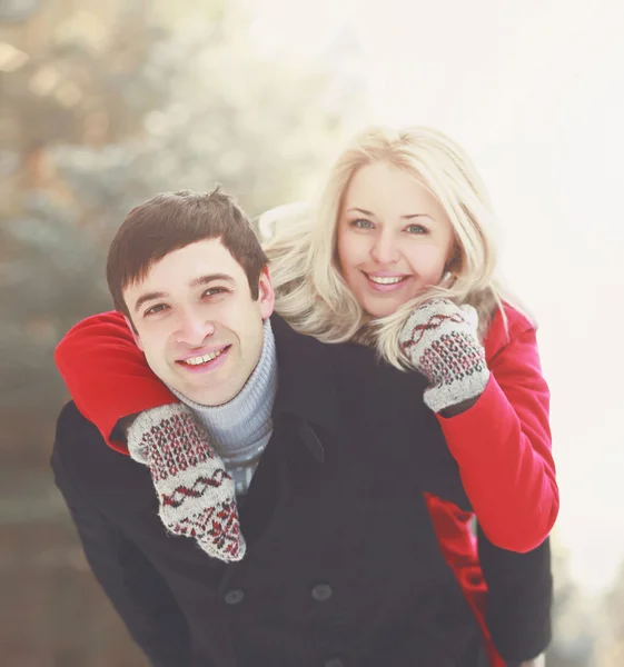 Porträt eines schönen glücklichen jungen verliebten Paares an einem sonnigen — Stockfoto