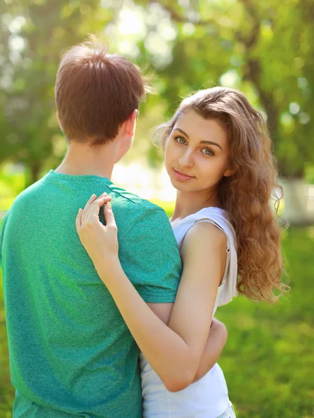 Sommaren stående ung charmig flicka och pojkvän, cute tonåringar co — Stockfoto