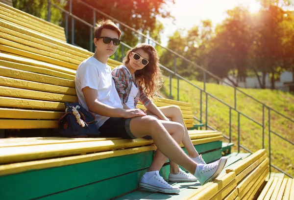 Verano joven pareja con estilo moderno en gafas de sol resto en la ciudad —  Fotos de Stock