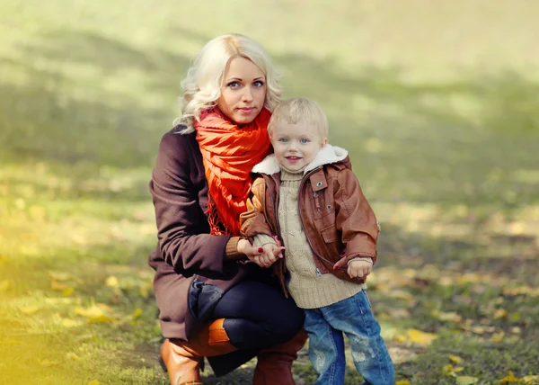 Mother and child walks in autumn day — Stock Photo, Image