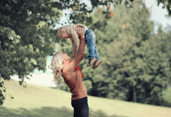 Životní styl podzimní Foto happy matka a dítě baví togethe — Stock fotografie