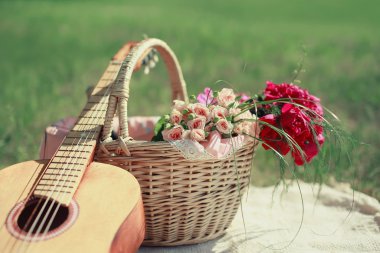 gitar, sepet ve buket çiçek. Vintage ihale arka plan