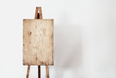 boş grunge şövale hafif bir odada