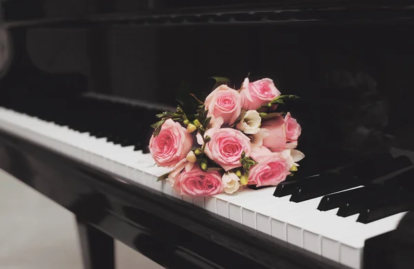 Bukett av blommor och piano — Stockfoto