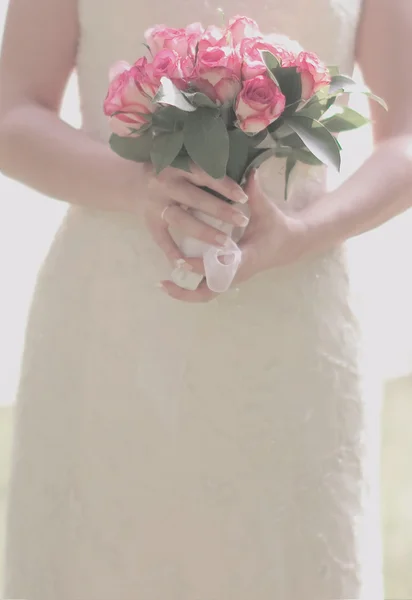 La mariée tient un bouquet — Photo