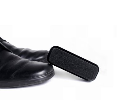 siyah deri ayakkabı ve Sünger