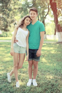 Vintage yaz portre modern çift gençler Park, sen