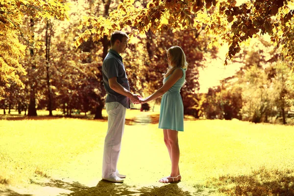 Romance d'automne. Couple heureux amoureux, chaude journée ensoleillée — Photo