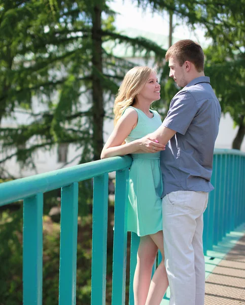 Ganska lyckliga paret på bron i kärlek — Stockfoto