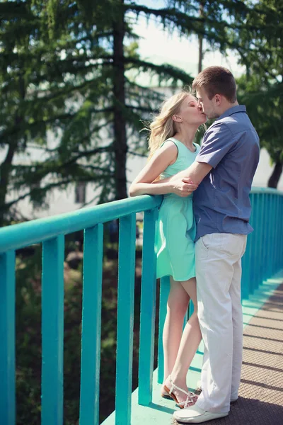 Casal feliz romântico no amor beijo na ponte — Fotografia de Stock