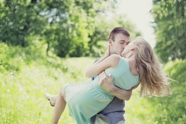 Нежный сладкий поцелуй пара на открытом воздухе, любовь, отношения - концепция — стоковое фото