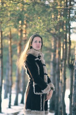 portre genç sevimli kız ormanda günbatımı poz