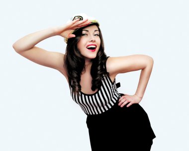 Dikey görüntü bir denizci güzel bir kız