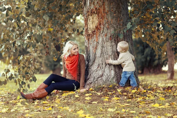 Bonne mère et enfant s'amusent en automne — Photo