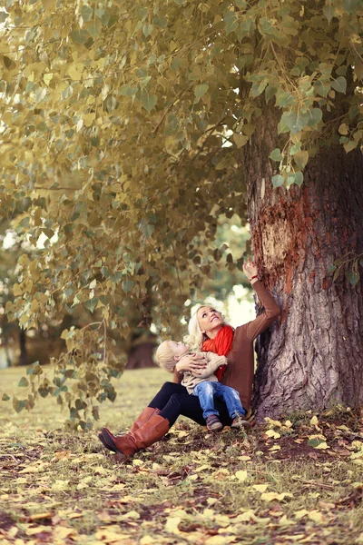 Lifestyle happy family in autumn, mother and child enjoying autu — Stock Photo, Image