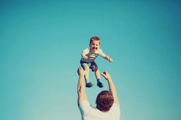 Ročník fotografické šťastný otec a dítě baví venku — Stock fotografie