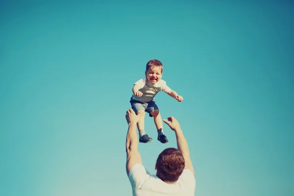 Vintage photo heureux père et enfant avoir du plaisir en plein air — Photo