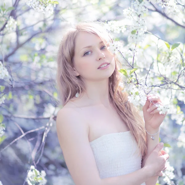 Retrato encantadora linda chica en un jardín de primavera — Foto de Stock