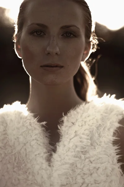 Modelo de mujer retrato de moda al atardecer —  Fotos de Stock