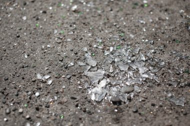 Yerdeki kırık camlar.