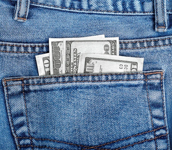 Pengar i bakfickan jeans — Stockfoto