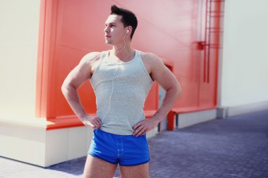 Şehir, egzersiz, fitness, spor poz yakışıklı spor adamı 