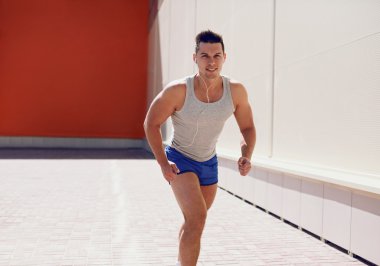 Spor, yaşam kavramı - şehirde koşan adam