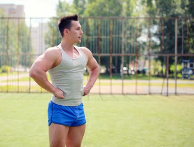 egzersiz, sokak spor, eğitim - kavramı. yakışıklı adam poz o