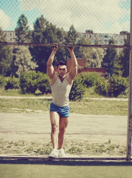 Ghetto rua treino, foto vintage bonito homem posando em urba — Fotografia de Stock