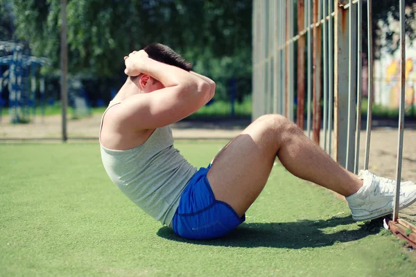 Workout, fitness, sport - concept. Sportsman doing abdominal exe — Stock Photo, Image