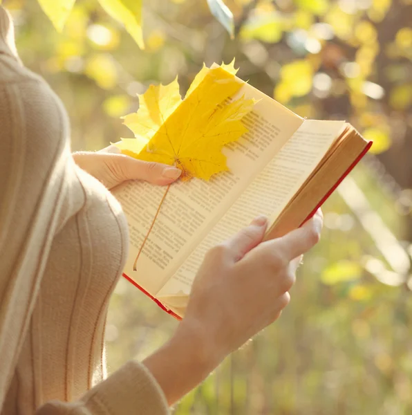 Stagione autunnale, persone e concetto di lettura — Foto Stock