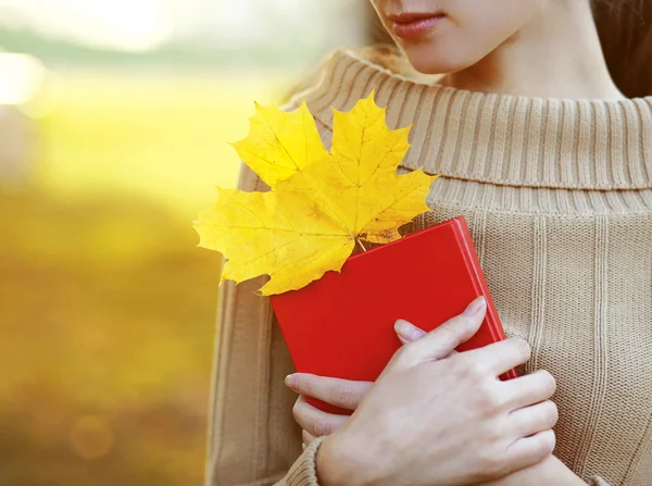 Stagione autunnale, persone e concetto di lettura. Donna con libro in wa — Foto Stock