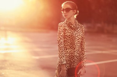 moda ile leopar elbiseli kadın portre yaşam tarzı Yazdır