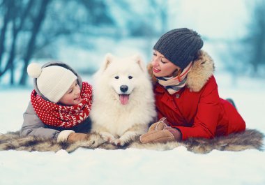 güzel mutlu aile, anne ve oğlu ile beyaz samoye yürüyüş