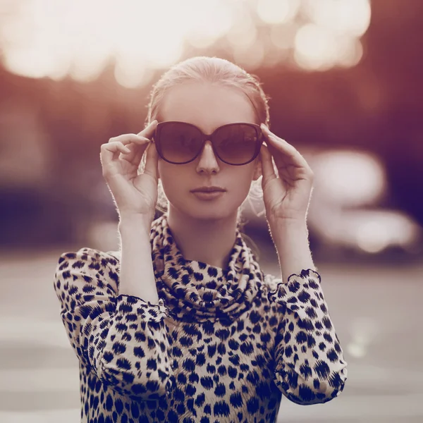Modeporträt hübsche Frau in Sonnenbrille und Kleid mit Leoparden — Stockfoto