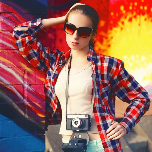 Calle retrato de moda elegante modelo de mujer bonita en gafas de sol — Foto de Stock