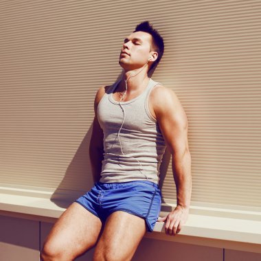 Egzersiz, fitness, spor ve insanlar - kavramı. Yakışıklı adam resti