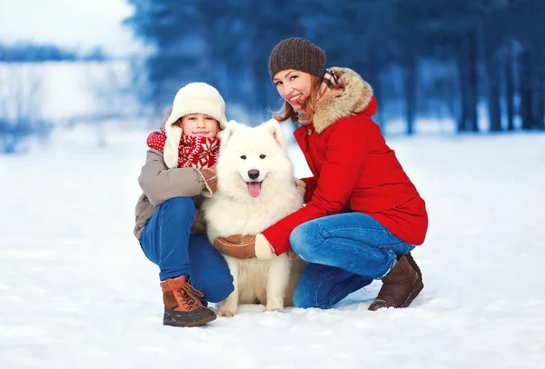 Navidad, invierno y el concepto de la gente - hermosa familia feliz, m —  Fotos de Stock