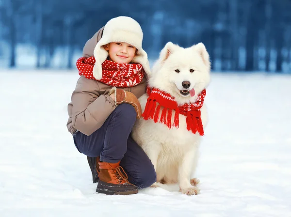 Natale, inverno e concetto di persone - felice ragazzo adolescente walkin — Foto Stock