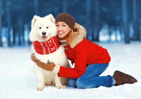 Natale, inverno e la gente concetto - felice bella donna avendo — Foto Stock